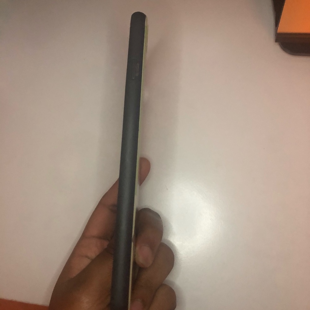 iPhone 8 Plus - Picture 3 of 4